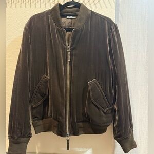VINCE Velvet Bomber Jacket , Chocolate Brown size M
Worn twice , no flaws ,